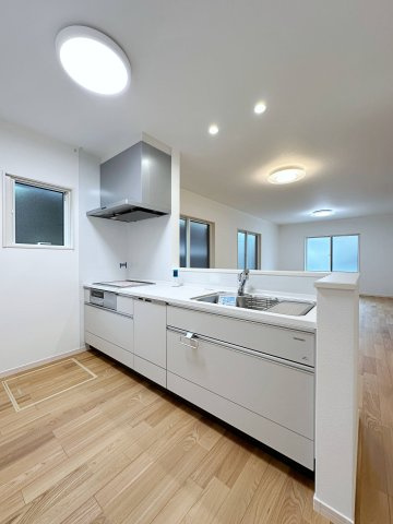 北大河町のキッチン|人造大理石天板使用のシステムキッチン☆
人造大理石天板は水垢が付きにくく汚れが落ちやすいのでお手入れも楽ちんです♪