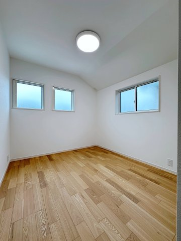 北大河町の洋室|5.3帖の洋室☆