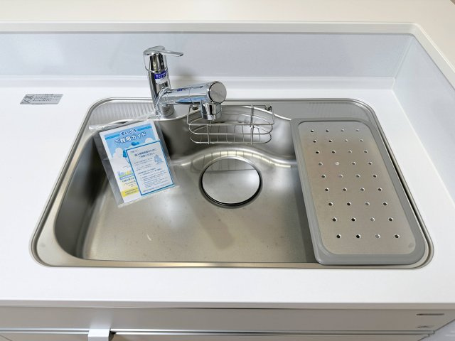 北大河町のキッチン|浄水機能付き水栓に人造大理石シンク☆
人造大理石のためシンクに水垢や汚れが付きにくく、いつも綺麗なキッチンになります♪