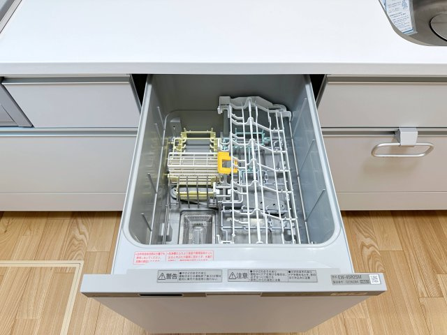 北大河町のキッチン|4人から5人分の食器洗浄乾燥機☆
水道代の節約にもなり、家事の時短もできる優れ物です♪
スライド式で上から全体が見えるため食器の出し入れもスムーズです♪