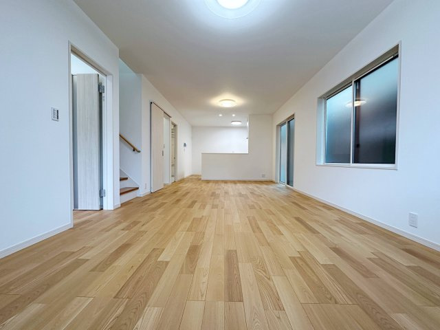 北大河町の居間・リビング|20帖の広々としたリビング☆
完成済のため365日ご案内可能♪
「今日見たい」にも対応します！