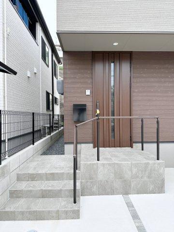 北大河町の玄関|玄関ポーチ☆
屋根も付いており、雨が降っても濡れる心配はありません♪
