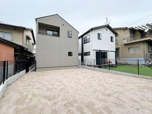 北大河町の庭|広々としたお庭スペース☆
敷地内のため小さなお子様やペットも安心して遊べる家族のゆとり空間です♪