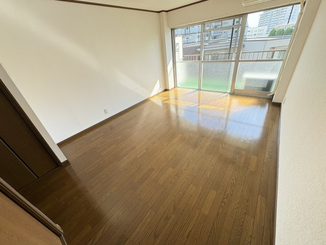 市川ファミリーマンションの居間・リビング