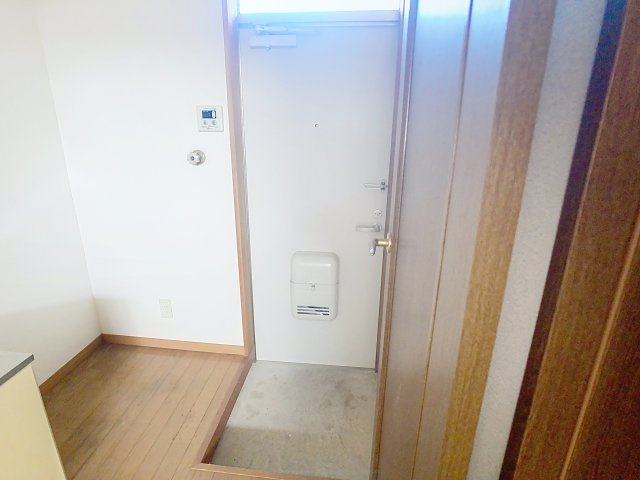 ハイツコマツの玄関