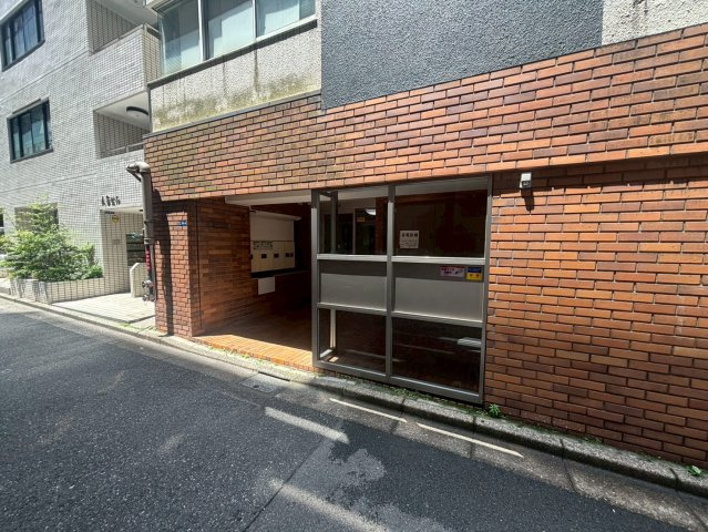 八重洲マンションのエントランス