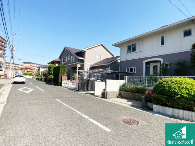 神戸市須磨区北落合　中古一戸建ての前面道路含む現地写真|周辺は閑静な住宅街！前面道路広々で車の出し入れも便利です。駐車が苦手な方でも安心して車庫入れできます！