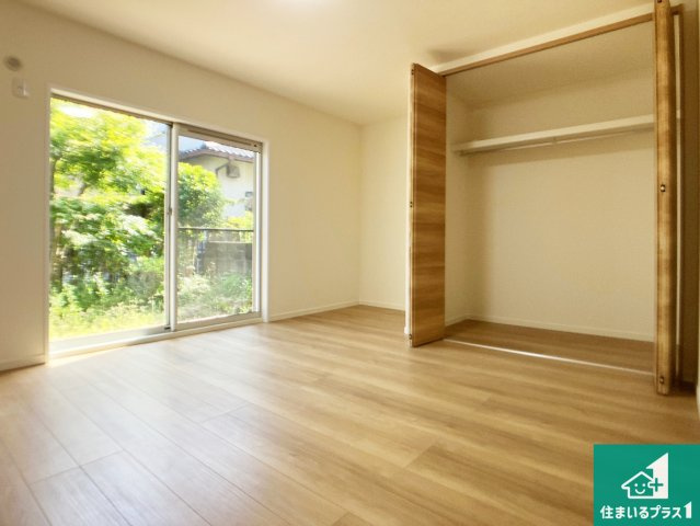 神戸市須磨区北落合　中古一戸建ての洋室|シンプルかつ開放的な窓のある洋室！
