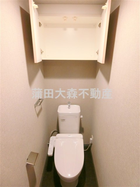 プライマル西蒲田のトイレ|棚収納と温水洗浄便座付きトイレ　