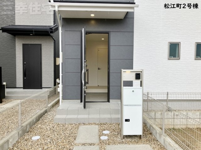 碧南市松江町2号棟の玄関|玄関の鍵はスマートキー、宅配ボックスもあって防犯対策も安心です
