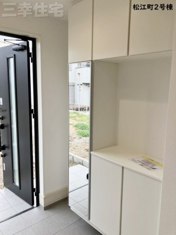 碧南市松江町2号棟の玄関|玄関には姿見鏡があります！お出かけ前に身だしなみチェックを♪