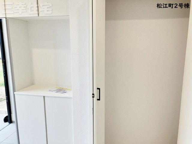 碧南市松江町2号棟の収納|玄関には掃除機が入る収納もあります