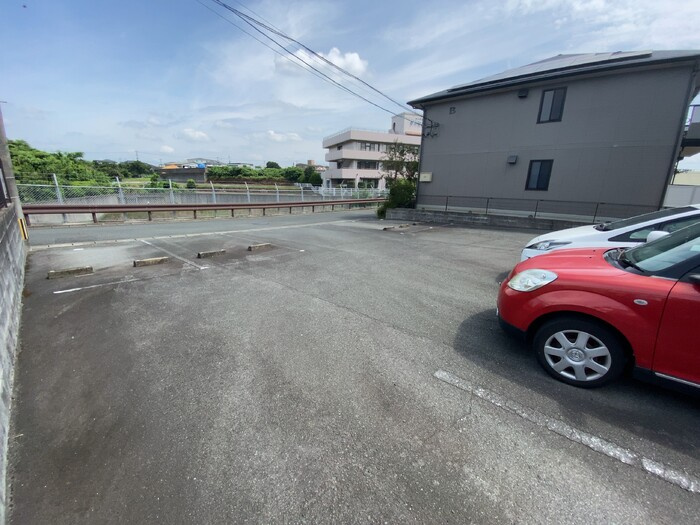 フォーシーズンヴィラジュリア B棟の駐車場