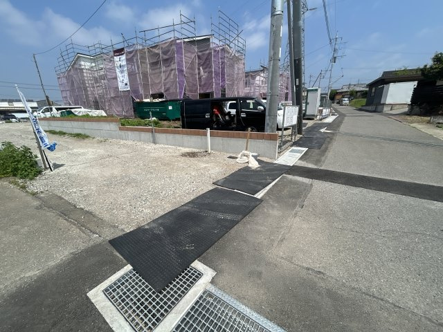 新築　前橋市富士見町時沢第12　Livele Garden.S　5号棟の前面道路含む現地写真|現地写真　東側接道幅員約4.5ｍ　南側接道幅員約4ｍ