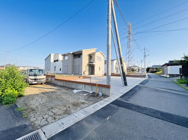 新築　前橋市富士見町時沢第12　Livele Garden.S　5号棟の前面道路含む現地写真|現地写真　東側接道幅員約4.5ｍ　南側接道幅員約4ｍ