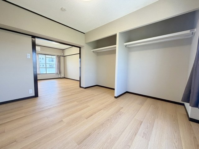 みさと団地13街区15号棟の洋室|クローゼット付きの洋室8帖・主寝室としていかがでしょう