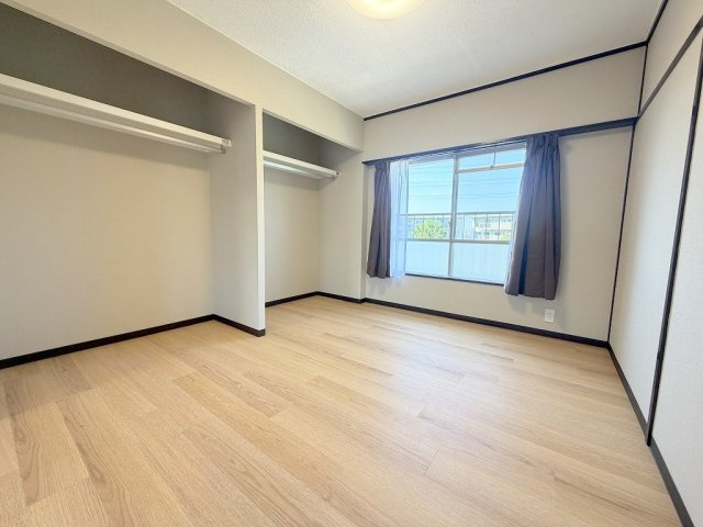 みさと団地13街区15号棟の洋室|オープンクローゼット付きの洋室です
