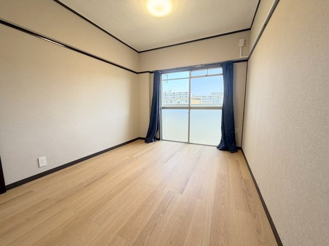 みさと団地13街区15号棟の洋室|南向きの陽当たり良好な洋室6帖