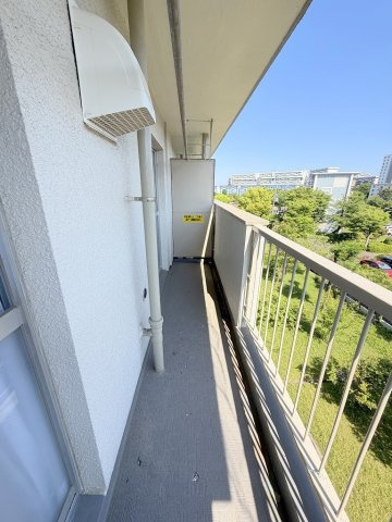 みさと団地13街区15号棟のバルコニー|南向きの陽当たり良好なバルコニー