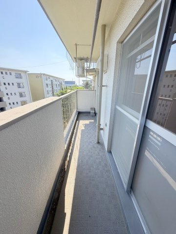 みさと団地13街区15号棟のバルコニー|南向きの陽当たり良好なバルコニー