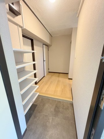 みさと団地13街区15号棟の玄関|玄関から見た室内写真です