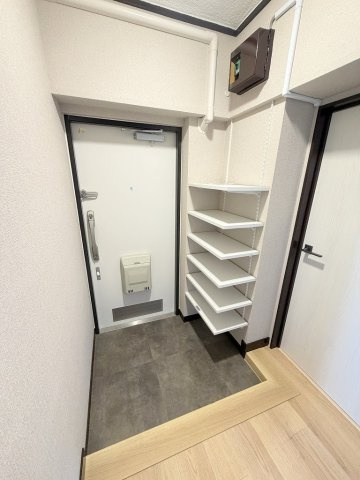 みさと団地13街区15号棟の玄関|可動棚付きの玄関です