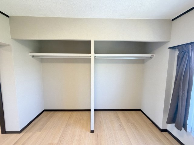みさと団地13街区15号棟の収納|大切な衣類を収納できるクローゼット完備