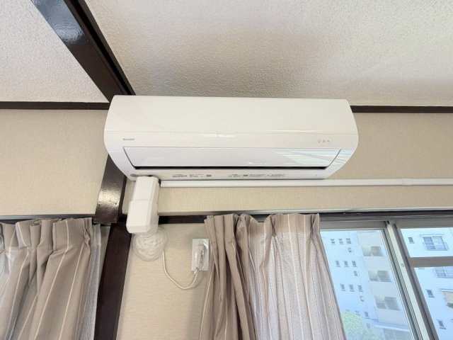 みさと団地13街区15号棟の設備|リビングには2024年式エアコンが付いてます（残置物扱いとなります）