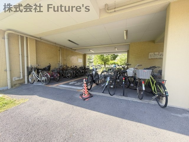 みさと団地13街区15号棟の駐輪場|駐輪スペースです