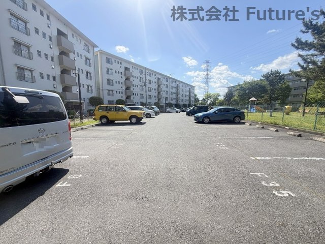 みさと団地13街区15号棟の駐車場|敷地内駐車場あり（要空き・料金確認）