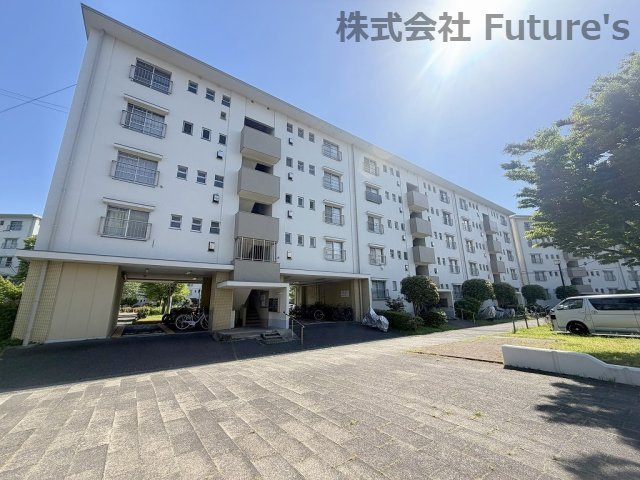 みさと団地13街区15号棟の外観|ららぽーとやコストコ、IKEA等が近く休日のお出かけも楽しめますね◎