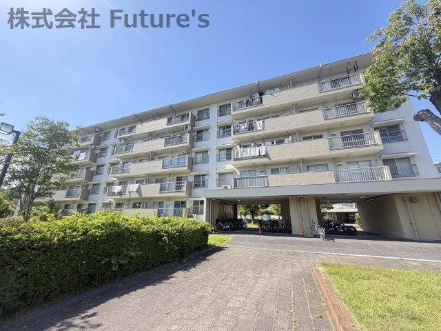 みさと団地13街区15号棟の外観|彦糸小学校徒歩4分、彦糸中学校徒歩3分でお子様の通学にも安心