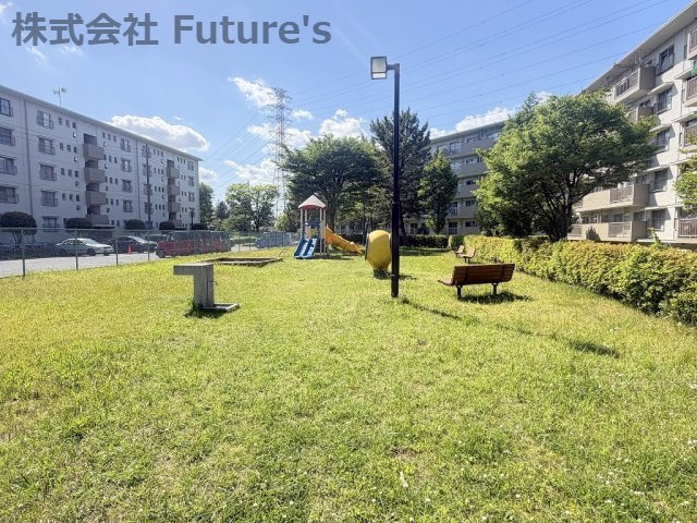 みさと団地13街区15号棟のその他共用部分|敷地内に公園付きで子育て世帯にもオススメです
