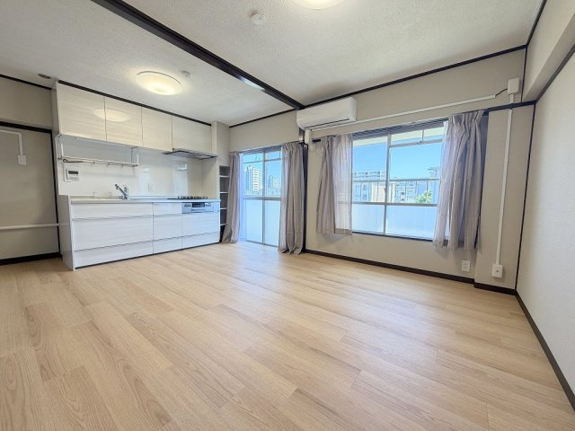 みさと団地13街区15号棟の居間・リビング|室内リフォーム済みで大変キレイです