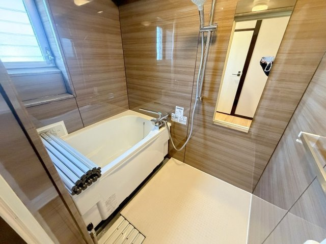 みさと団地13街区15号棟の浴室|浴室新規設備交換（防水塗装・内壁化粧パネル上張り・浴槽、鏡、給湯器、水栓、シャワーヘッド交換）