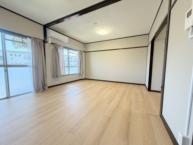 みさと団地13街区15号棟の居間・リビング|南向きの陽当たり良好なバルコニーです