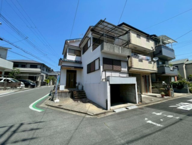 枚方市村野東町の外観|車庫付き２階建て
角地につき陽当たり良好です！