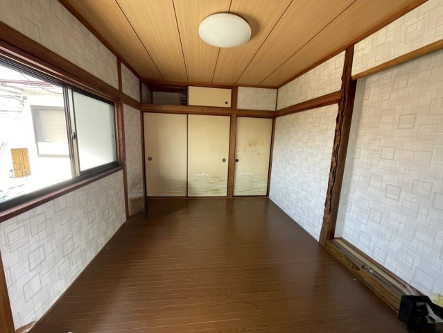 枚方市村野東町の洋室|約６帖の和室。
ベランダに面して、２面採光で明るいお部屋です！
