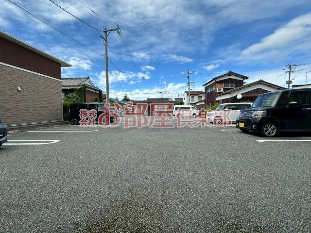 ストロベリー　フィールズBの駐車場|駐車場があります