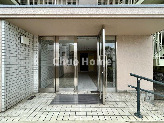 平井パーク・ホームズのエントランス|【エントランス】マンションのエントランスは、その物件の印象を決める、顔とも言える場所です。毎日通る場所ですからきれいなのが一番です。エントランス内はオートロックですので暮らしの安全も確保されています。