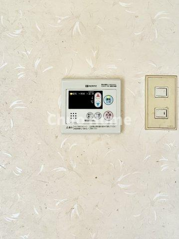 平井パーク・ホームズの発電・温水設備|【給湯リモコン】外での一日を忘れさせてくれるオートバス機能でお好みの湯量・温度に調整された浴槽。