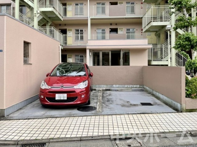 平井パーク・ホームズの駐車場|【敷地内駐車場】最新の空き状況や費用などの詳細は担当スタッフまでお問い合わせください。
