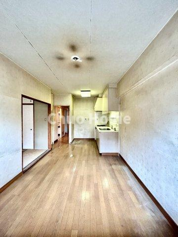 平井パーク・ホームズの居間・リビング|【リビングダイニング】一日の中で多くの時間を過すことになるリビングダイニングだからこそ、いつも穏やかな空間であることが必然。爽やかな通風と採光を存分に感じる事が出来る空間です。