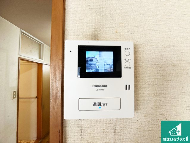 神戸市垂水区桃山台　中古一戸建ての防犯設備|カラーモニターインターホン！声だけでなく来訪者の姿や顔がモニターで確認できるので、小さなお子様がいらっしゃるご家庭でも安心できます！