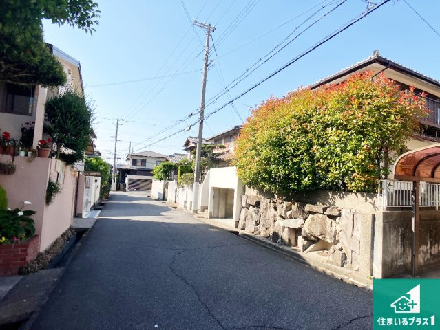 神戸市垂水区桃山台　中古一戸建ての前面道路含む現地写真|周辺は閑静な住宅街！前面道路広々で車の出し入れも便利です。駐車が苦手な方でも安心して車庫入れできます！