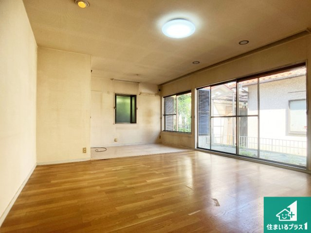 神戸市垂水区桃山台　中古一戸建ての居間・リビング|日当たり良好の明るいリビングで朝の目覚めもスッキリできそう！小さなお子様が遊ぶスペースを作っても広々とくつろげるLDK！