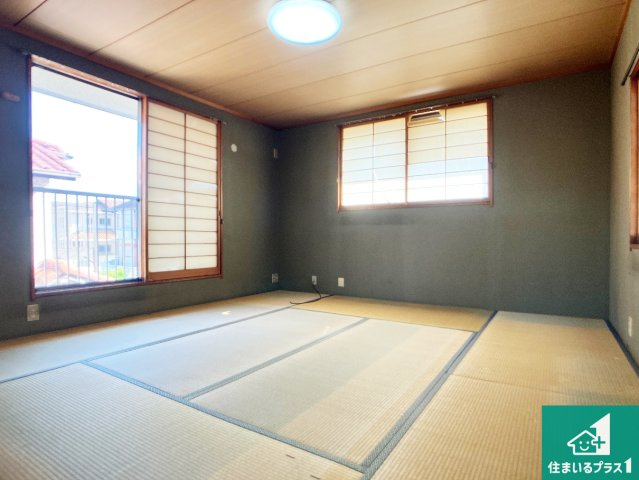 神戸市垂水区桃山台　中古一戸建ての和室|一室あると便利な和室は客間としてだけでなく、小さなお子様のプレイルームや食後のくつろぎスペースとしてもご利用いただけます。収納もついていますので大活躍間違いなし！