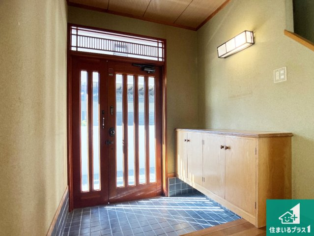 神戸市垂水区桃山台　中古一戸建ての玄関|シューズボックスにはたくさんの靴が収納できるので玄関周りはいつもスッキリ！ご家族が増えても安心！