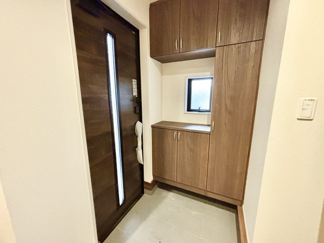 尼崎市杭瀬北新町１丁目 全１棟 １号棟の玄関|採光窓から光が差し込み、外出時にも帰宅時にも、明るい気持ちになれる玄関です。