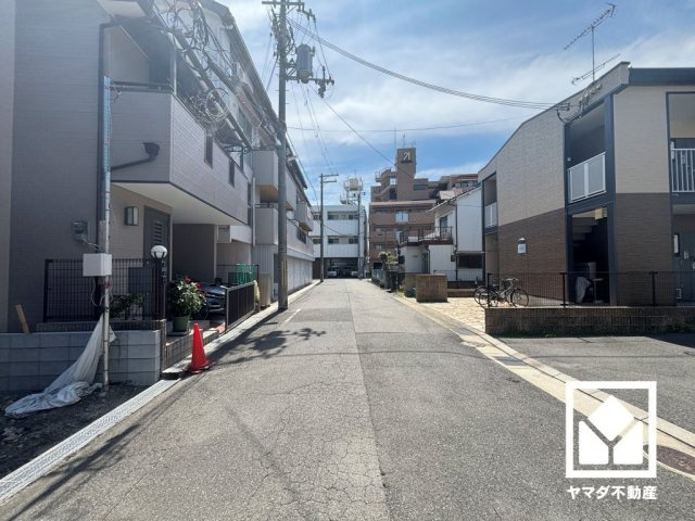 尼崎市杭瀬北新町１丁目 全１棟 １号棟の前面道路含む現地写真|駐車スペースを並列2台分確保。重い荷物や雨の日の移動もスムーズで、快適なカーライフを実現。来客時にも便利です。